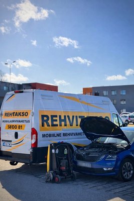 Rehvitakso mobiilne konditsioneeri täitmine: teenindusbuss ja kliimaseade auto juures Tallinnas